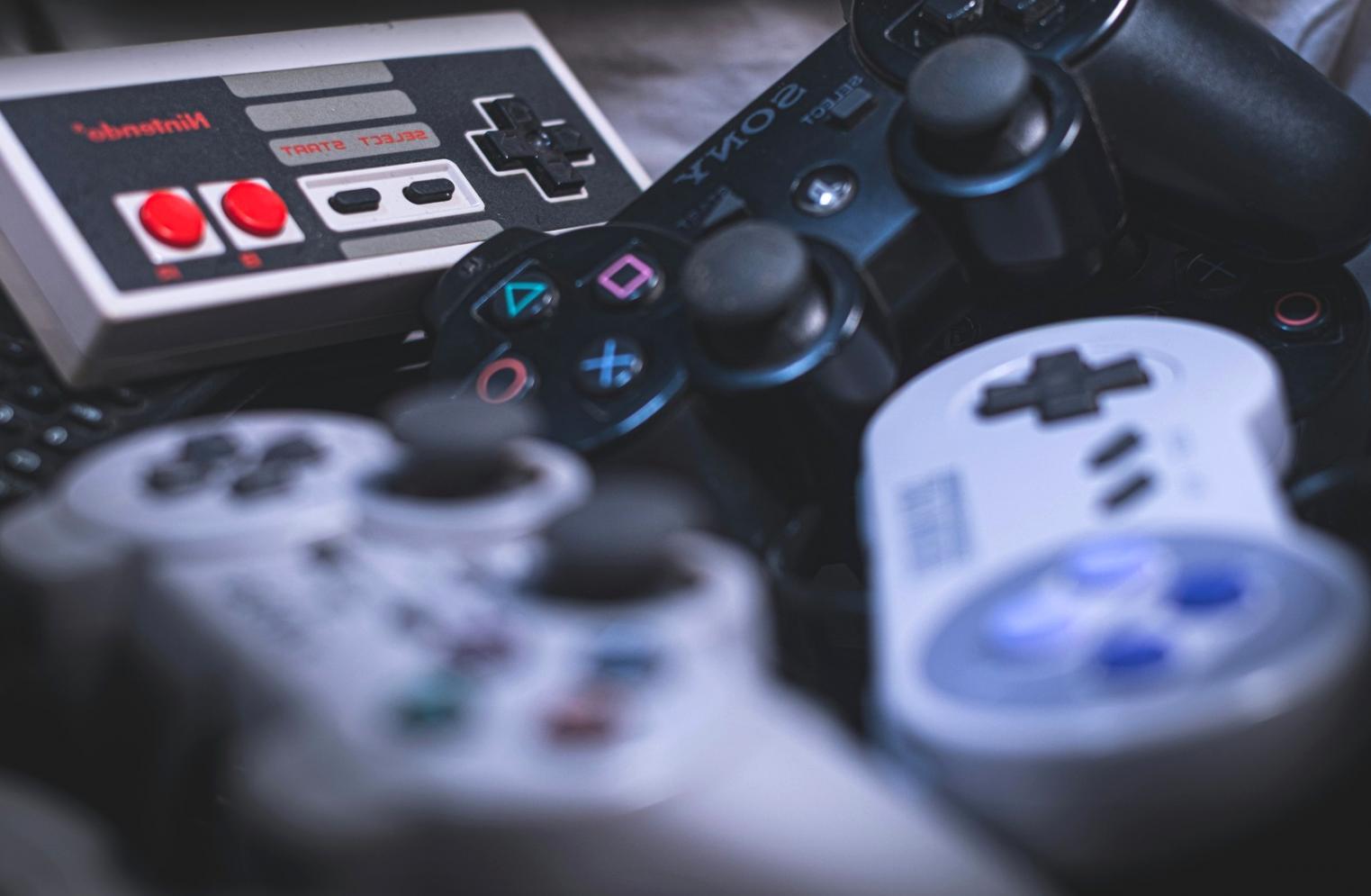 Profesionales de esports desarrollando estrategias de marca en un entorno competitivo